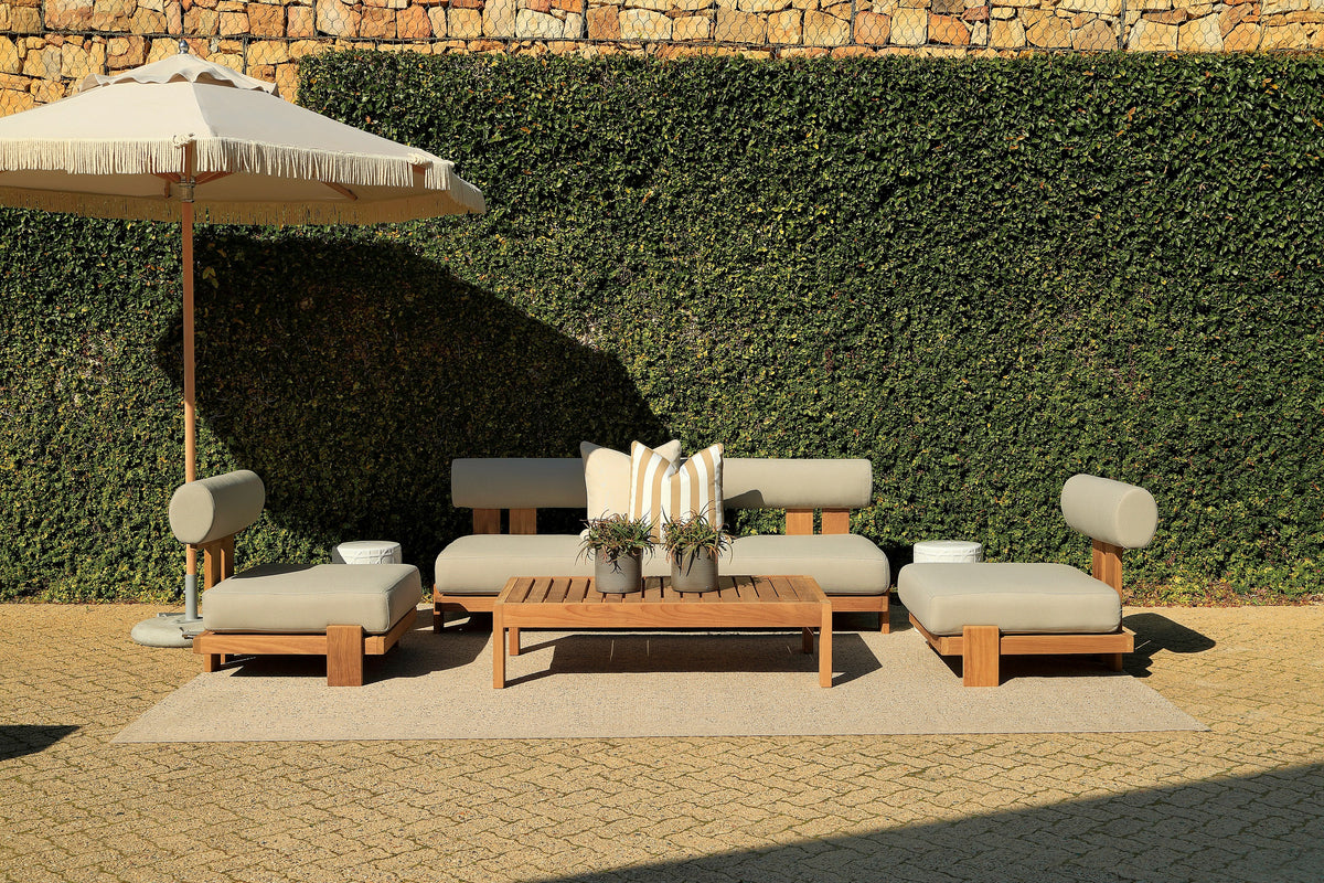 Santa Maria outdoor three-seater, two armchairs and coffee table on a terrace in front of a hedge